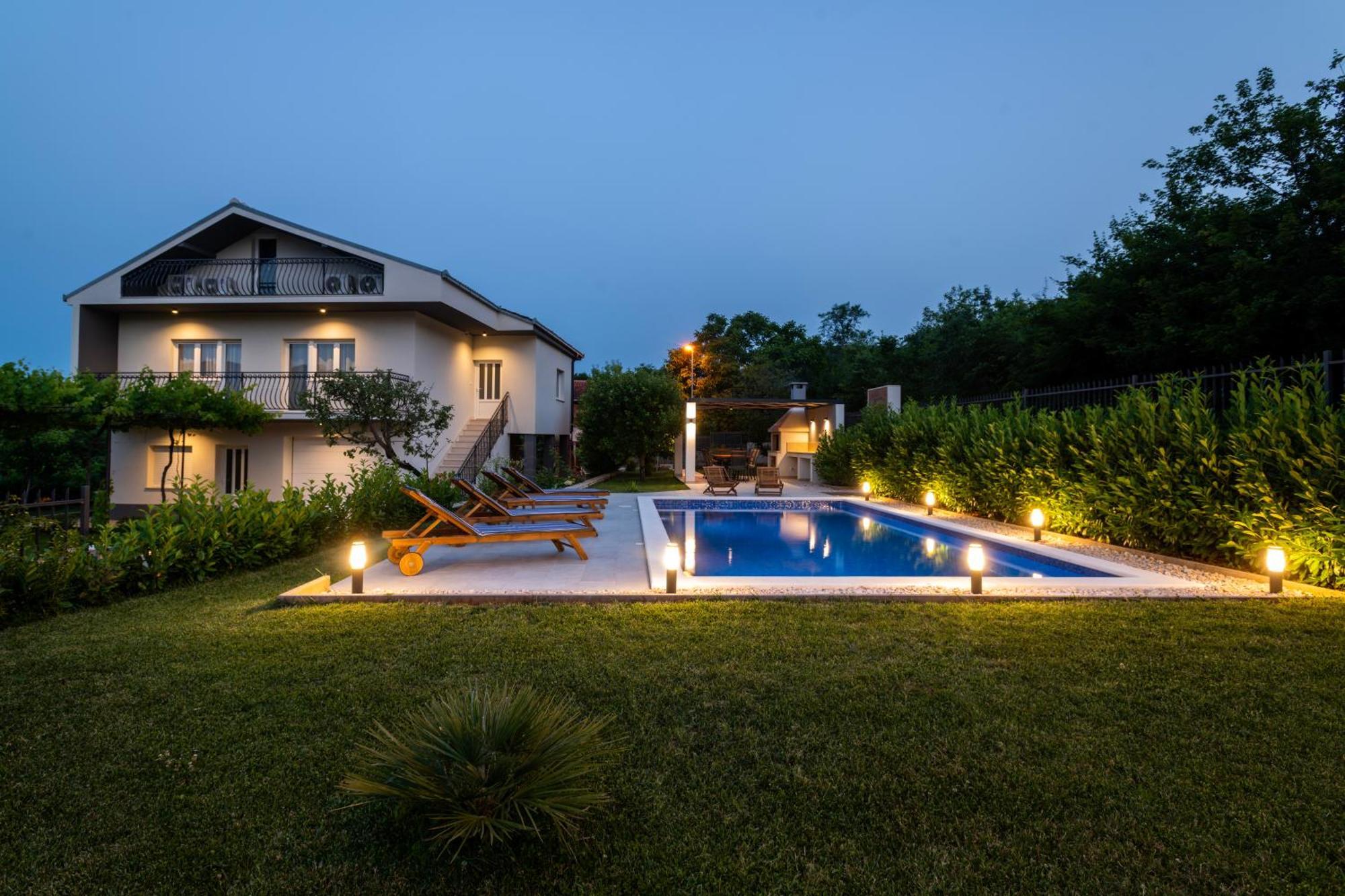 Villa Latica Dicmo Exterior foto