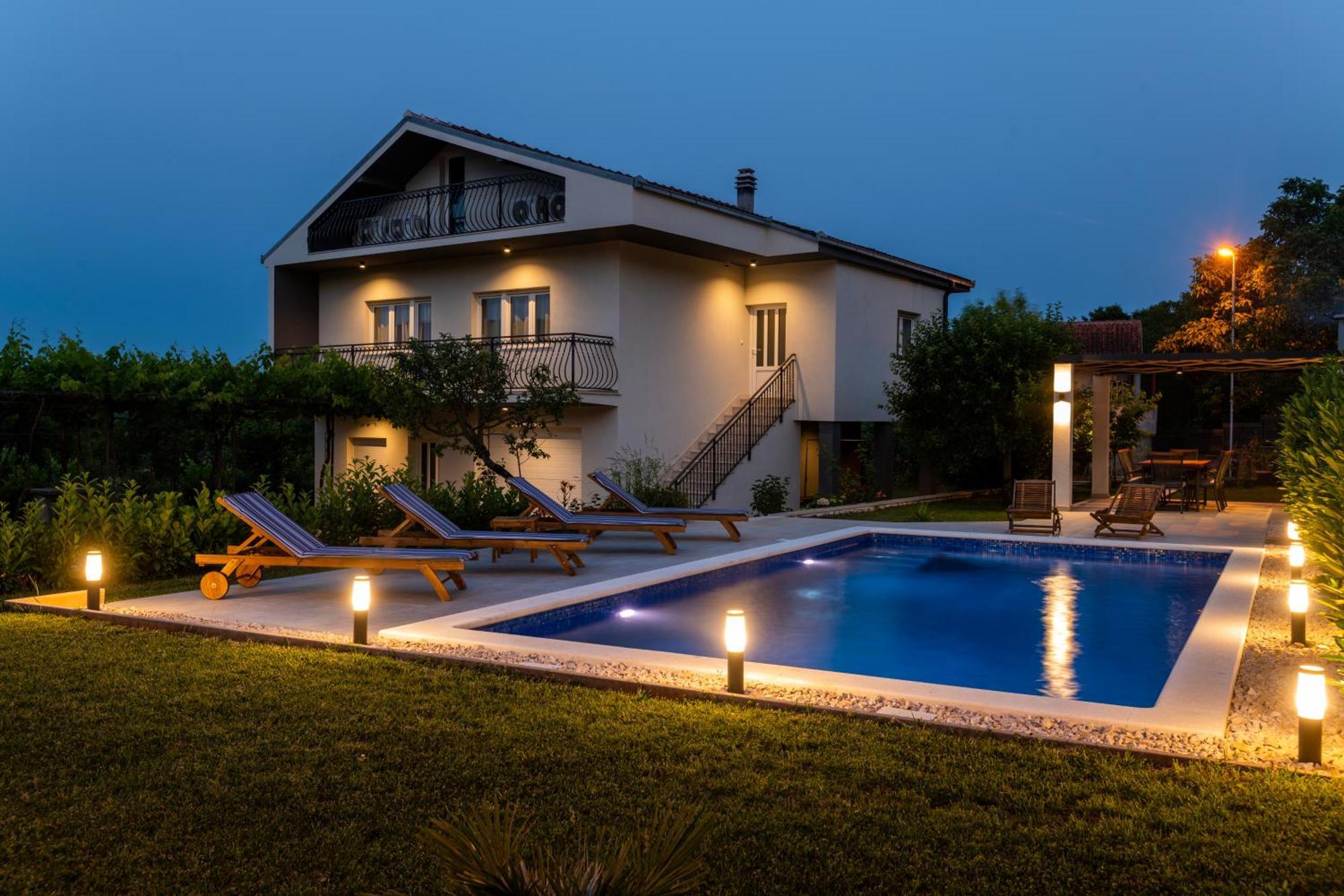 Villa Latica Dicmo Exterior foto