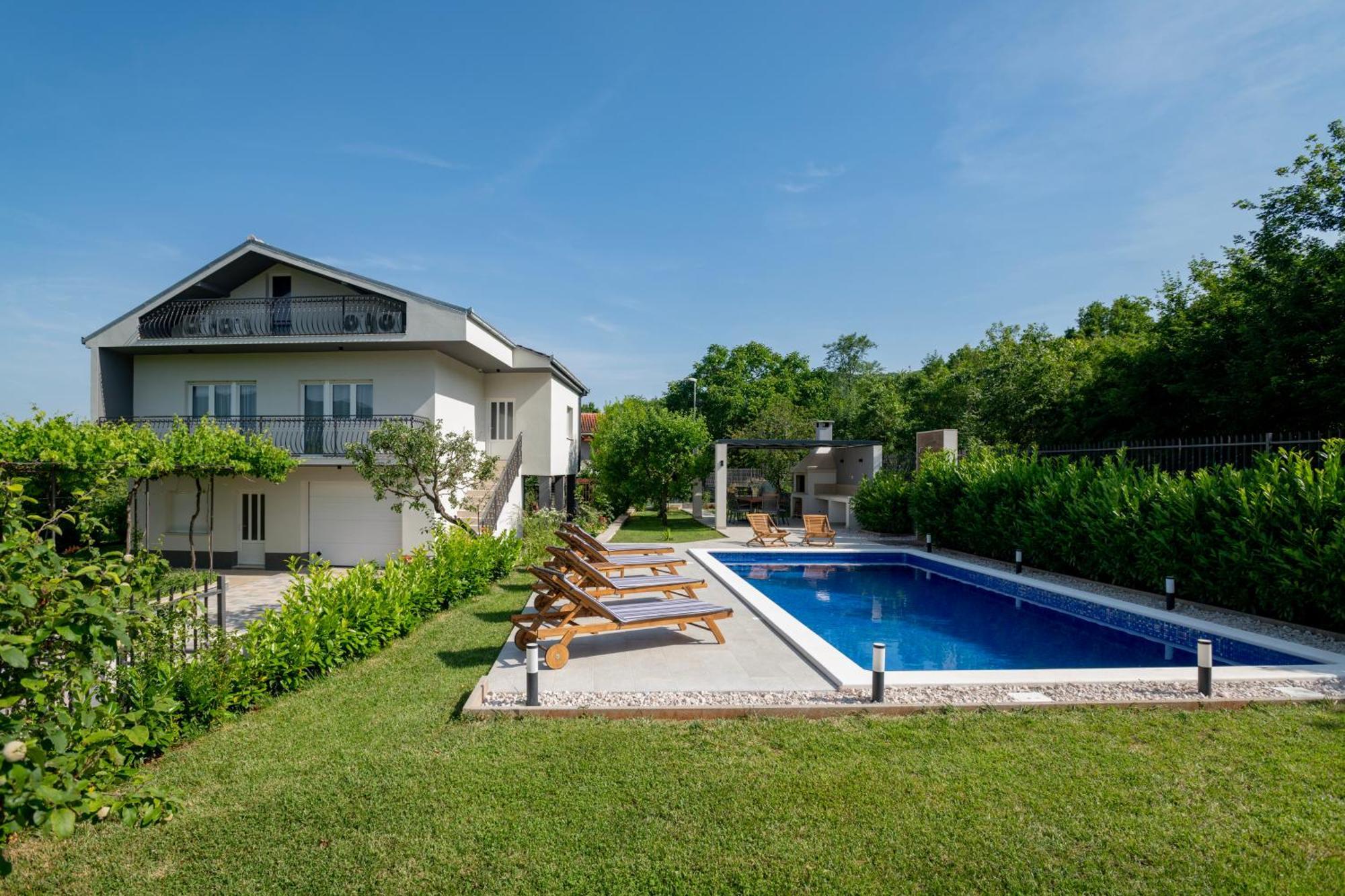 Villa Latica Dicmo Exterior foto